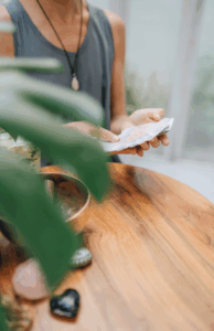 Consultation tarot symbolique – Explication d’un tirage pour éclairer le chemin intérieur.