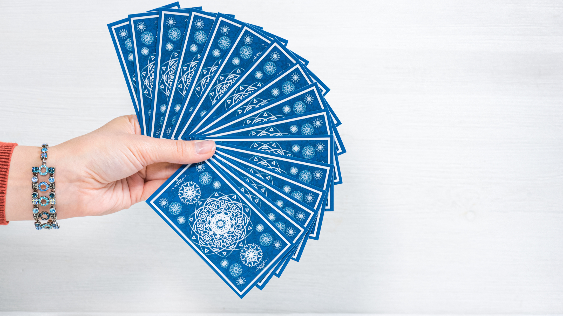 un jeu de tarot symbolisant la découverte d'une consultation de tarot symbolique