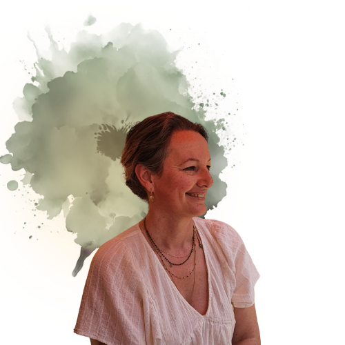 Coaching transition de vie – portrait de Nathalie Auvolat devant un fond aquarelle vert sauge, symbole de douceur, de transformation et de présence consciente.